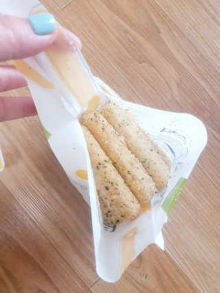 가치식탁 리얼치즈스틱, 리얼크림치즈볼 — 5점을 준 리뷰어가 2020년 4월 올린 사용 사진