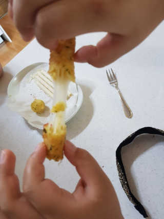 가치식탁 리얼치즈스틱, 리얼크림치즈볼 — 5점을 준 리뷰어가 2020년 9월 올린 사용 사진