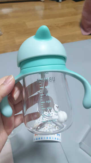 유비맘 트라이탄 코니빨대컵_컬러 랜덤 발송 — 5점을 준 리뷰어가 2020년 5월 올린 사용 사진