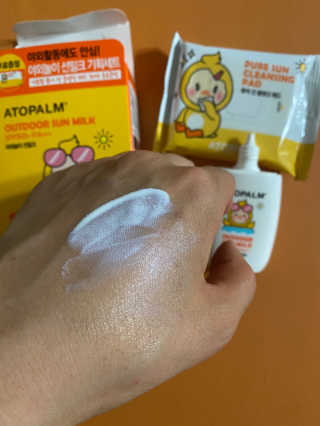 아토팜 야외놀이 선밀크 SPF50+ PA+++ — 5점을 준 리뷰어가 2020년 5월 올린 사용 사진