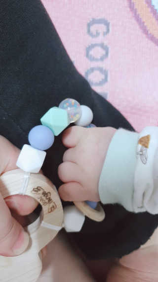 디어랑쥬 친환경 편백나무 원목 치발기 겸 딸랑이_미키 — 5점을 준 리뷰어가 2020년 5월 올린 사용 사진