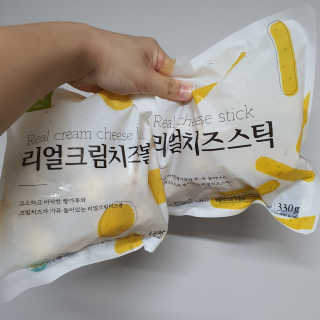 가치식탁 리얼치즈스틱, 리얼크림치즈볼 — 5점을 준 리뷰어가 2020년 8월 올린 사용 사진