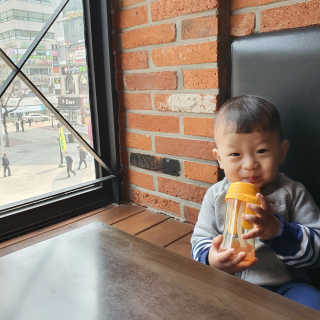 유비맘 샘방지 PPSU 빨대컵_컬러 랜덤 발송 — 5점을 준 리뷰어가 2020년 4월 올린 사용 사진