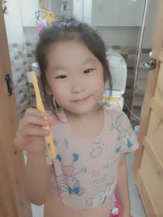 [생활공작소X굴리굴리] 어린이 칫솔 12개입+어린이치약 — 5점을 준 리뷰어가 2020년 9월 올린 사용 사진