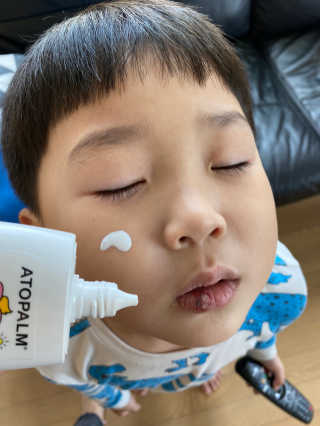 아토팜 야외놀이 선밀크 SPF50+ PA+++ — 5점을 준 리뷰어가 2020년 5월 올린 사용 사진