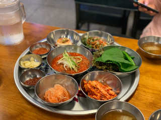 [동네맛집족발] 4개 족발 중 택1 — 5점을 준 리뷰어가 2020년 6월 올린 사용 사진