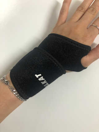 필캣 터널증후군 손목 보호대 — 5점을 준 리뷰어가 2020년 4월 올린 사용 사진