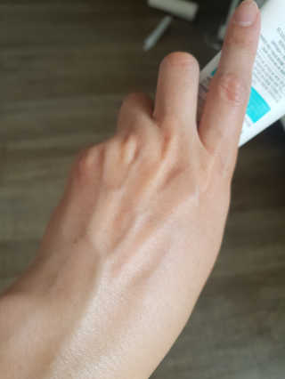 오그도아 하이드라 퍼펙트 UV 선크림 — 4점을 준 리뷰어가 2020년 11월 올린 사용 사진