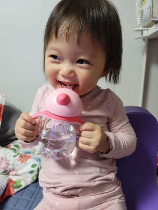 유비맘 트라이탄 코니빨대컵_컬러 랜덤 발송 — 4점을 준 리뷰어가 2020년 11월 올린 사용 사진