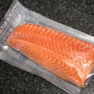 동원산업 항공직송 동원생연어_400g — 4점을 준 리뷰어가 2020년 5월 올린 사용 사진