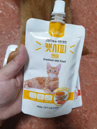 [캣시피] 고양이들의 반찬, 대용량 츄르 3종 — 1점을 준 리뷰어가 2020년 8월 올린 사용 사진