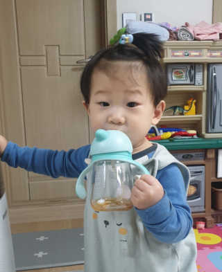 유비맘 트라이탄 코니빨대컵_컬러 랜덤 발송 — 5점을 준 리뷰어가 2020년 4월 올린 사용 사진