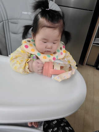 유비맘 젖병 빨대컵 다용도 홀더 1+1 _ 컬러 랜덤 발송 — 5점을 준 리뷰어가 2020년 10월 올린 사용 사진