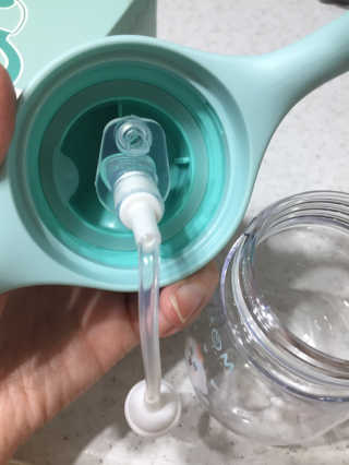 유비맘 트라이탄 코니빨대컵_컬러 랜덤 발송 — 5점을 준 리뷰어가 2020년 10월 올린 사용 사진
