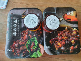 쿡스딜리 매콤족발+커리족발+무김치+마늘소스 — 5점을 준 리뷰어가 2020년 6월 올린 사용 사진