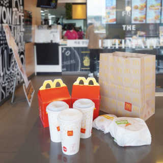 한국맥도날드 맥도날드 빨대가 필요없는 뚜껑이 — 5점을 준 리뷰어가 2020년 10월 올린 사용 사진