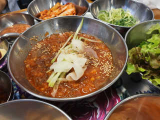 [동네맛집족발] 4개 족발 중 택1 — 3.5점을 준 리뷰어가 2020년 5월 올린 사용 사진