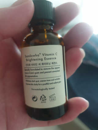[스킨큐어] 산다화 비타민C 화이트닝 에센스 30ml — 1점을 준 리뷰어가 2020년 4월 올린 사용 사진