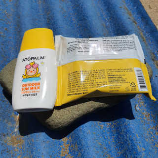 아토팜 야외놀이 선밀크 SPF50+ PA+++ — 5점을 준 리뷰어가 2020년 5월 올린 사용 사진