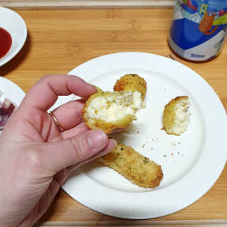 가치식탁 리얼치즈스틱, 리얼크림치즈볼 — 5점을 준 리뷰어가 2020년 4월 올린 사용 사진