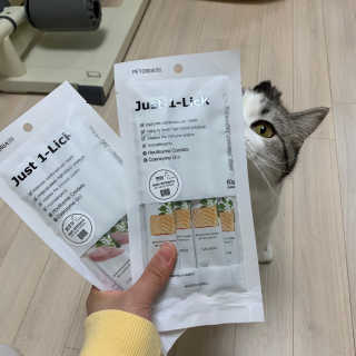 [펫토리아] 건강하게 리뉴얼된 NEW 짜먹는 한입뚝딱 — 5점을 준 리뷰어가 2020년 4월 올린 사용 사진