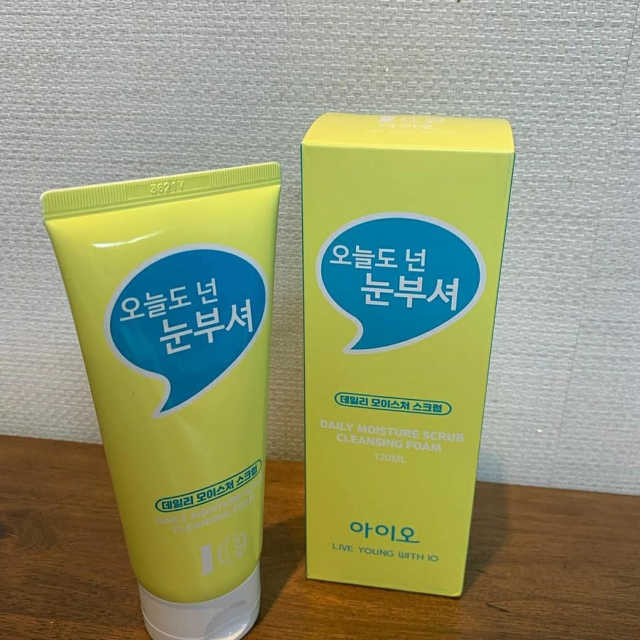 IO 아이오 오늘도 넌 눈부셔 - 데일리 스크럽 클렌징폼 리뷰 사진