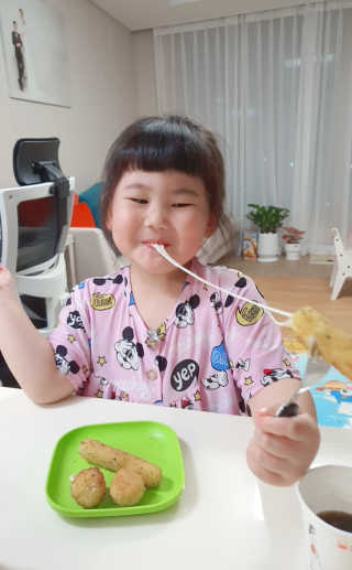 가치식탁 리얼치즈스틱, 리얼크림치즈볼 — 4점을 준 리뷰어가 2020년 8월 올린 사용 사진
