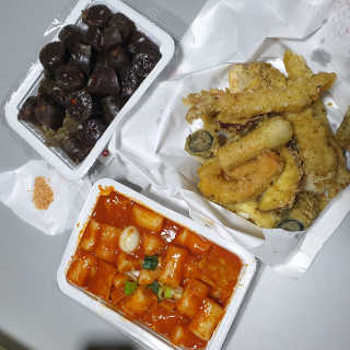 죠스떡볶이 [죠스푸드] 짜빠떡볶이+떡또그+범벅만두 신메뉴 3종 — 1점을 준 리뷰어가 2020년 5월 올린 사용 사진