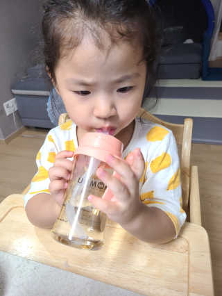 유비맘 샘방지 PPSU 빨대컵_컬러 랜덤 발송 — 5점을 준 리뷰어가 2020년 7월 올린 사용 사진