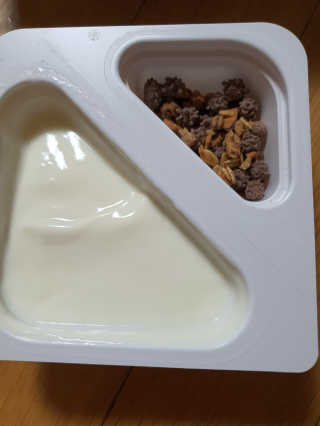 남양유업 또깍 접어 떠먹는 불가리스 2종 — 5점을 준 리뷰어가 2020년 9월 올린 사용 사진