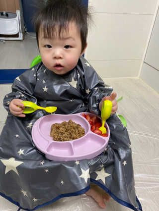 유비맘 캐릭터 실리콘 흡착 식판_색상 랜덤발송 — 4점을 준 리뷰어가 2020년 4월 올린 사용 사진
