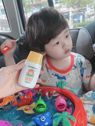 아토팜 야외놀이 선밀크 SPF50+ PA+++ — 5점을 준 리뷰어가 2020년 5월 올린 사용 사진