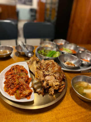 [동네맛집족발] 4개 족발 중 택1 — 4.5점을 준 리뷰어가 2020년 5월 올린 사용 사진