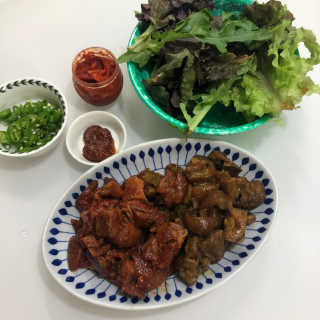 쿡스딜리 매콤족발+커리족발+무김치+마늘소스 — 5점을 준 리뷰어가 2020년 6월 올린 사용 사진