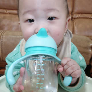 유비맘 트라이탄 코니빨대컵_컬러 랜덤 발송 — 5점을 준 리뷰어가 2020년 10월 올린 사용 사진