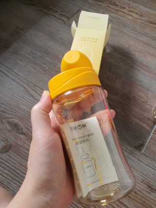 유비맘 PPSU 젖병 노꼭지_260ml_컬러 랜덤 발송 — 4.5점을 준 리뷰어가 2020년 7월 올린 사용 사진
