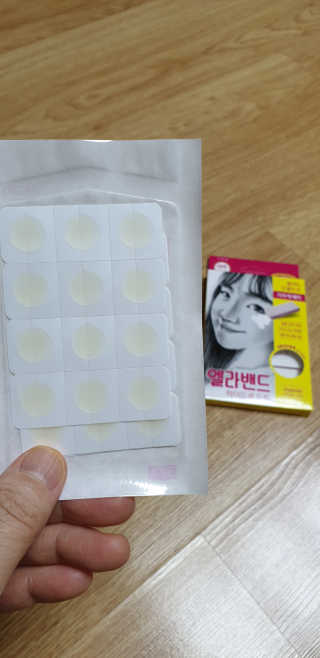 엘라밴드 하이드로 도트 스팟패치 12mm, 티트리 — 4.5점을 준 리뷰어가 2020년 8월 올린 사용 사진