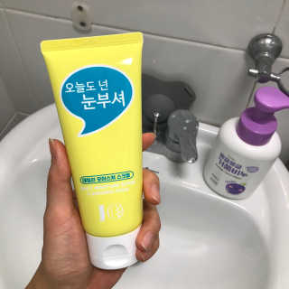 IO 아이오 오늘도 넌 눈부셔 - 데일리 스크럽 클렌징폼 — 3.5점을 준 리뷰어가 2020년 12월 올린 사용 사진