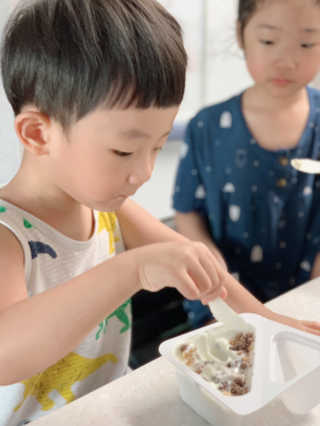 남양유업 또깍 접어 떠먹는 불가리스 2종 — 5점을 준 리뷰어가 2020년 8월 올린 사용 사진