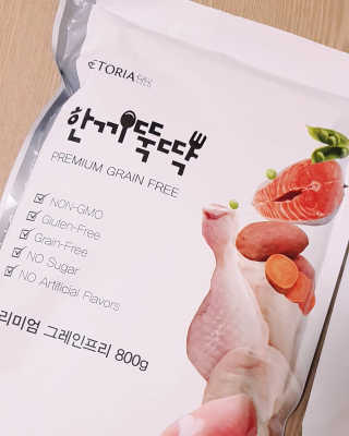 펫토리아 한끼뚝딱 프리미엄 고양이사료_그레인프리/헤어볼케어 — 5점을 준 리뷰어가 2020년 6월 올린 사용 사진