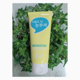 IO 아이오 오늘도 넌 눈부셔 - 데일리 스크럽 클렌징폼 — 5점을 준 리뷰어가 2020년 10월 올린 사용 사진