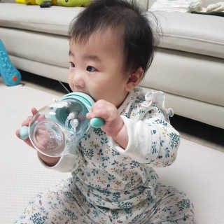 유비맘 트라이탄 코니빨대컵_컬러 랜덤 발송 — 5점을 준 리뷰어가 2020년 12월 올린 사용 사진