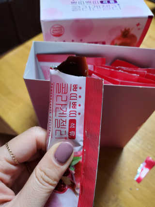 헬스업_쁘띠쁘띠석류콜라겐젤리_20g x 14포 — 4점을 준 리뷰어가 2020년 10월 올린 사용 사진
