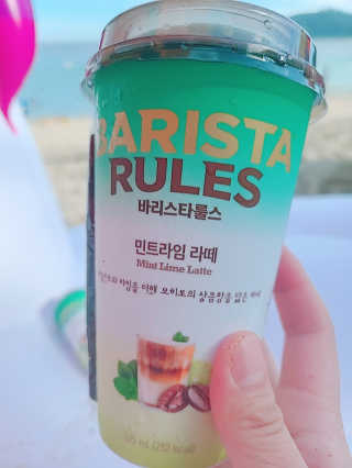 바리스타룰스 민트라임 라떼 — 3점을 준 리뷰어가 2020년 8월 올린 사용 사진