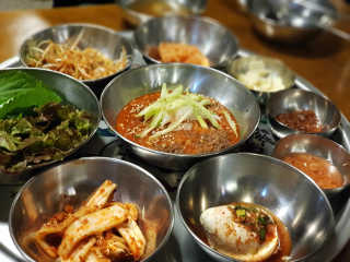[동네맛집족발] 4개 족발 중 택1 — 5점을 준 리뷰어가 2020년 5월 올린 사용 사진