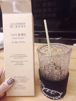 클로에코 친환경 풀빨대와 폐플라스틱 컵홀더 — 5점을 준 리뷰어가 2020년 8월 올린 사용 사진