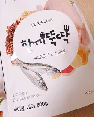 펫토리아 한끼뚝딱 프리미엄 고양이사료_그레인프리/헤어볼케어 — 5점을 준 리뷰어가 2020년 6월 올린 사용 사진