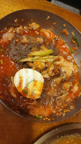[동네맛집족발] 4개 족발 중 택1 — 5점을 준 리뷰어가 2020년 5월 올린 사용 사진