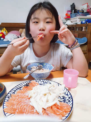 동원산업 항공직송 동원생연어_400g — 5점을 준 리뷰어가 2020년 4월 올린 사용 사진