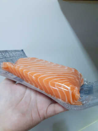 동원산업 항공직송 동원생연어_400g — 5점을 준 리뷰어가 2020년 4월 올린 사용 사진